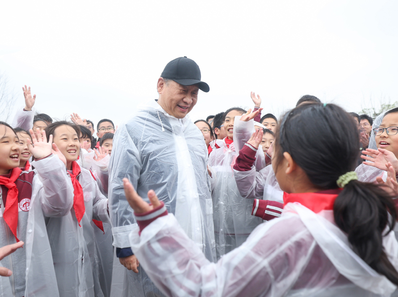 4月4日,党和国家领导人习近平、李强、赵乐际、王沪宁、蔡奇、丁薛祥、李希、韩正等冒雨来到北京市朝阳区东坝中心公园参加首都义务植树活动。这是植树后,习近平同在场的中小学生亲切交谈。