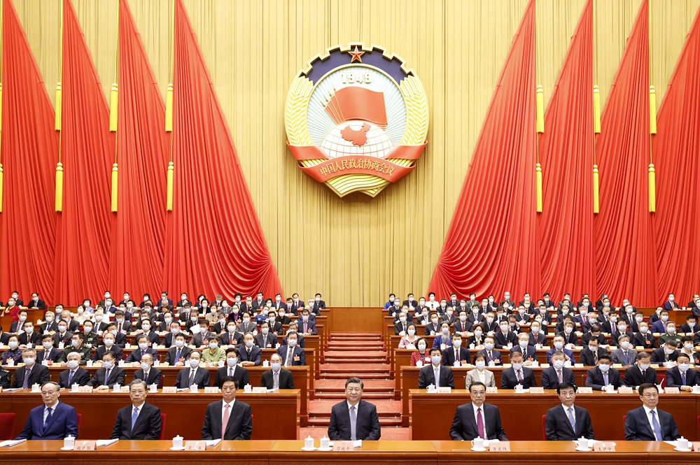 3月4日,中国人民政治协商会议第十三届全国委员会第五次会议在北京人民大会堂开幕。这是习近平、李克强、栗战书、王沪宁、赵乐际、韩正、王岐山在主席台就座,汪洋代表政协第十三届全国委员会常务委员会向大会报告工作。新华社记者 黄敬文 摄