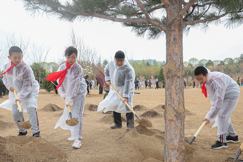 4月4日,党和国家领导人习近平、李强、赵乐际、王沪宁、蔡奇、丁薛祥、李希、韩正等冒雨来到北京市朝阳区东坝中心公园参加首都义务植树活动。这是习近平同大家一起植树。